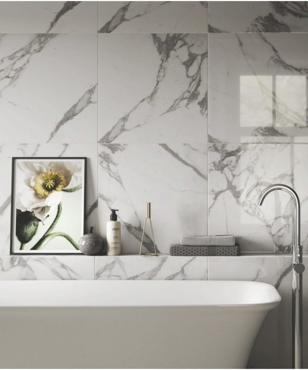 Ambiente con azulejos imitación marmol Calacatta blanco con betas