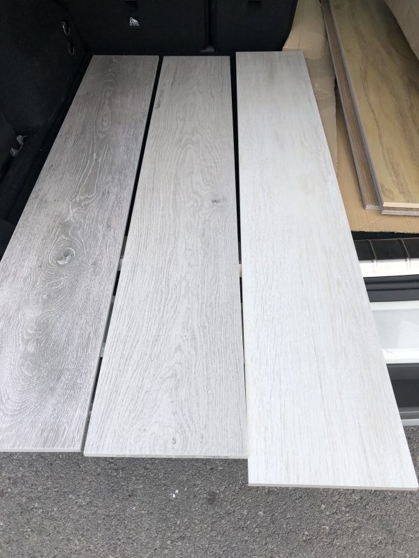 Pavimento imitación maderas gris y blanco